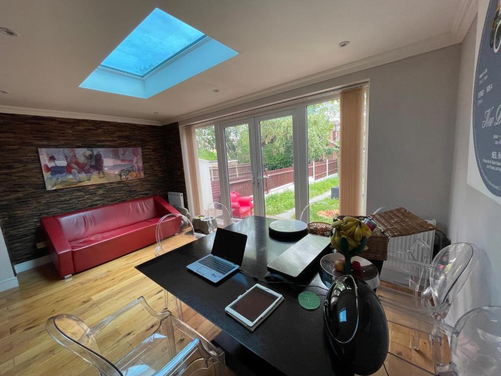 Family Home With Easy Commute To London! 크로이던 외부 사진
