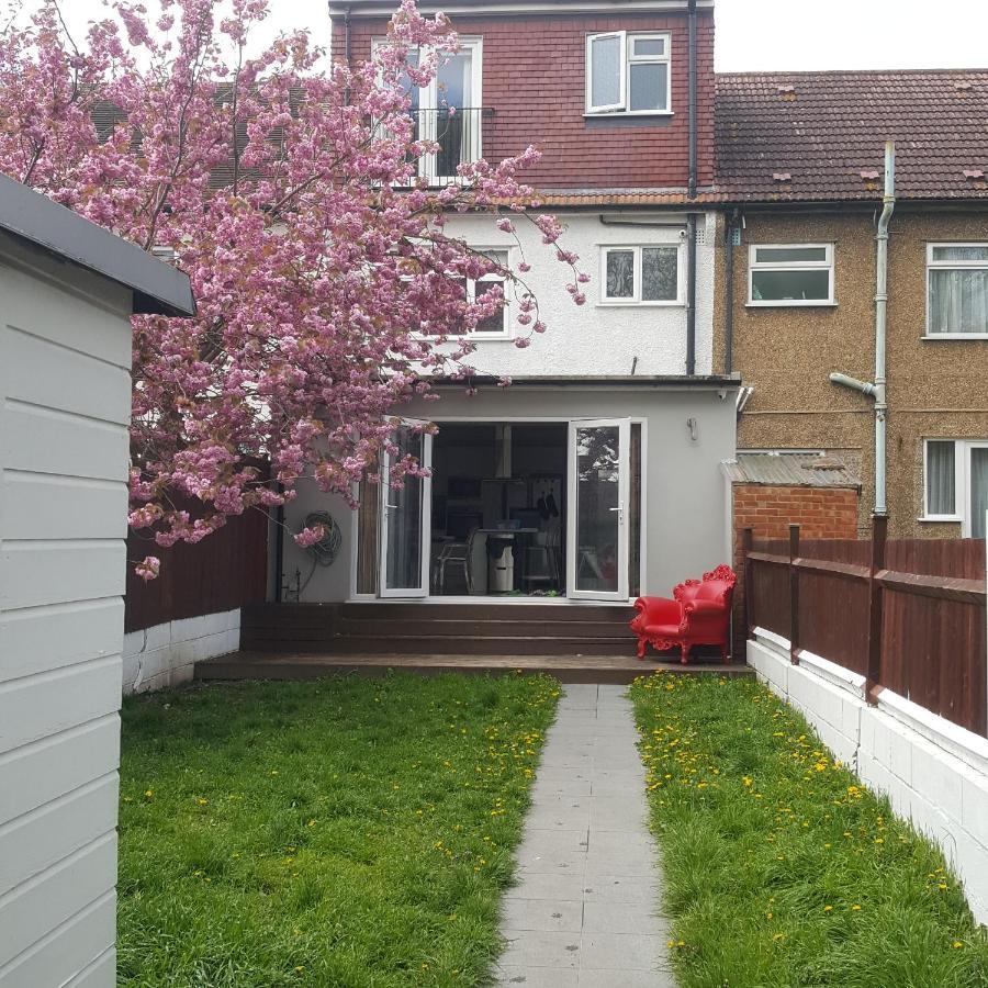Family Home With Easy Commute To London! 크로이던 외부 사진