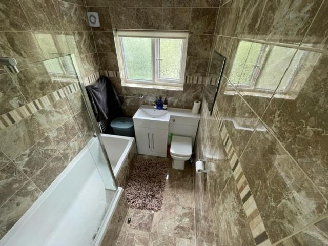Family Home With Easy Commute To London! 크로이던 외부 사진